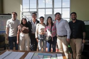 thumbnail_MAYRA HIZO ENTREGA DE LA NUEVA REGLAMENTACIÓN DEL PARQUE INDUSTRIAL LA BERNALESA A SUS AUTORIDADES (2)
