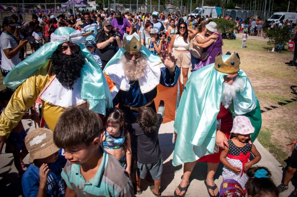 LOS REYES MAGOS ESTUVIERON EN EL PARQUE MUNICIPAL DE LA RIBERA Y REPARTIERON REGALOS A MILES DE NIÑOS Y NIÑAS (1)