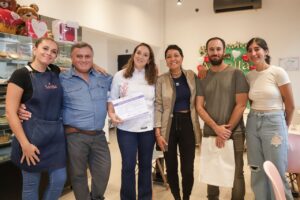 MAYRA ENTREGÓ UN CERTIFICADO DE HABILITACIÓN A UN NUEVO COMERCIO Y SUPERVISÓ UN OPERATIVO DE LIMPIEZA EN QUILMES OESTE (2)