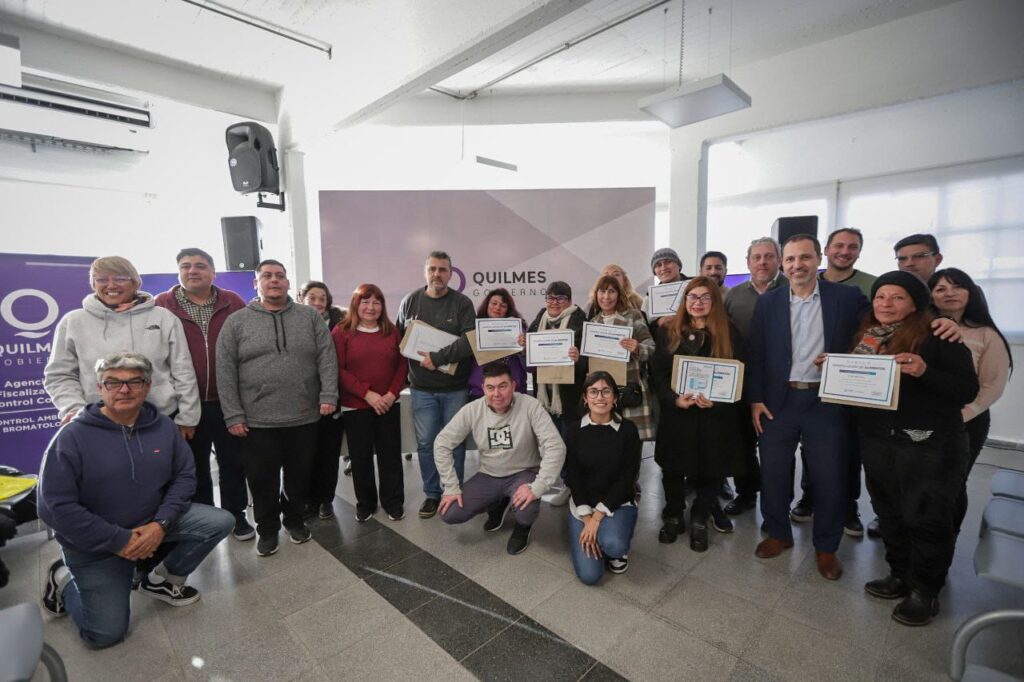EL MUNICIPIO DE QUILMES ENTREGÓ CARNETS DE MANIPULACIÓN SEGURA DE ALIMENTOS A EMPRENDEDORAS DEL BARRIO LA PAZ (2)