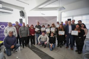 EL MUNICIPIO DE QUILMES ENTREGÓ CARNETS DE MANIPULACIÓN SEGURA DE ALIMENTOS A EMPRENDEDORAS DEL BARRIO LA PAZ (2)