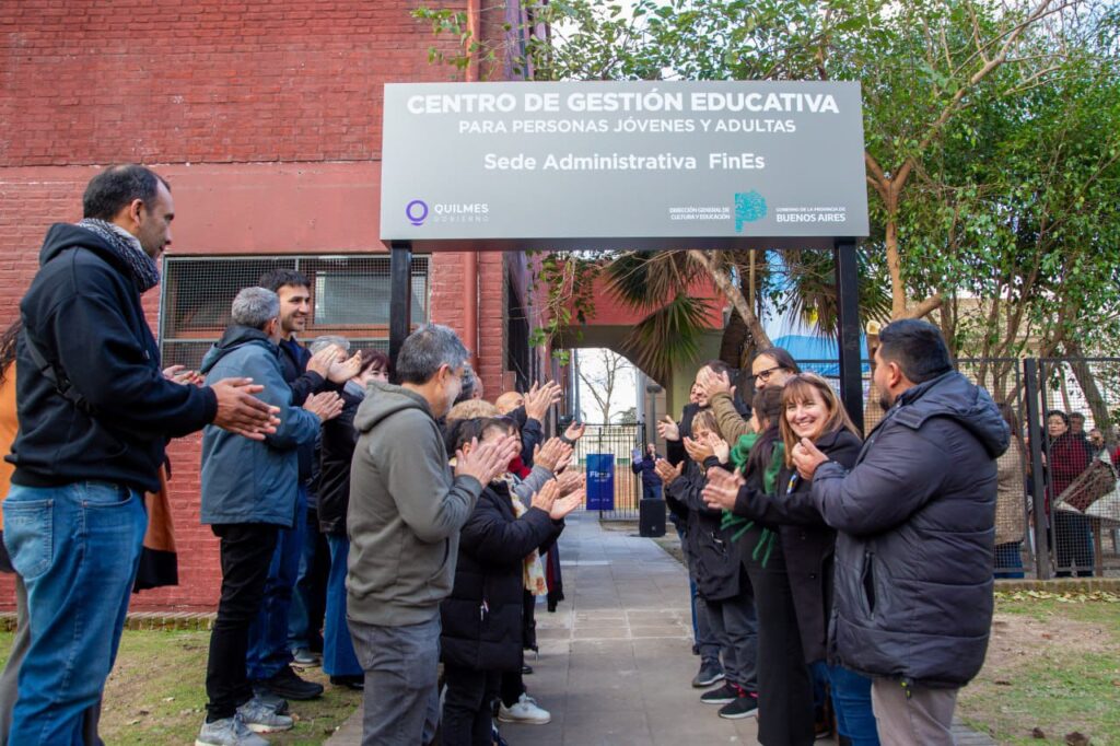 FUNCIONARIOS MUNICIPALES INAUGURARON EL CENTRO DE GESTIÓN EDUCATIVA PARA PERSONAS JÓVENES Y ADULTAS EN QUILMES (4)