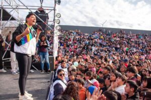 MAYRA EN EL POLIDEPORTIVO JUNTO A MILES DE FAMILIAS EN EL FESTIVAL DE LAS NIÑECES (3)