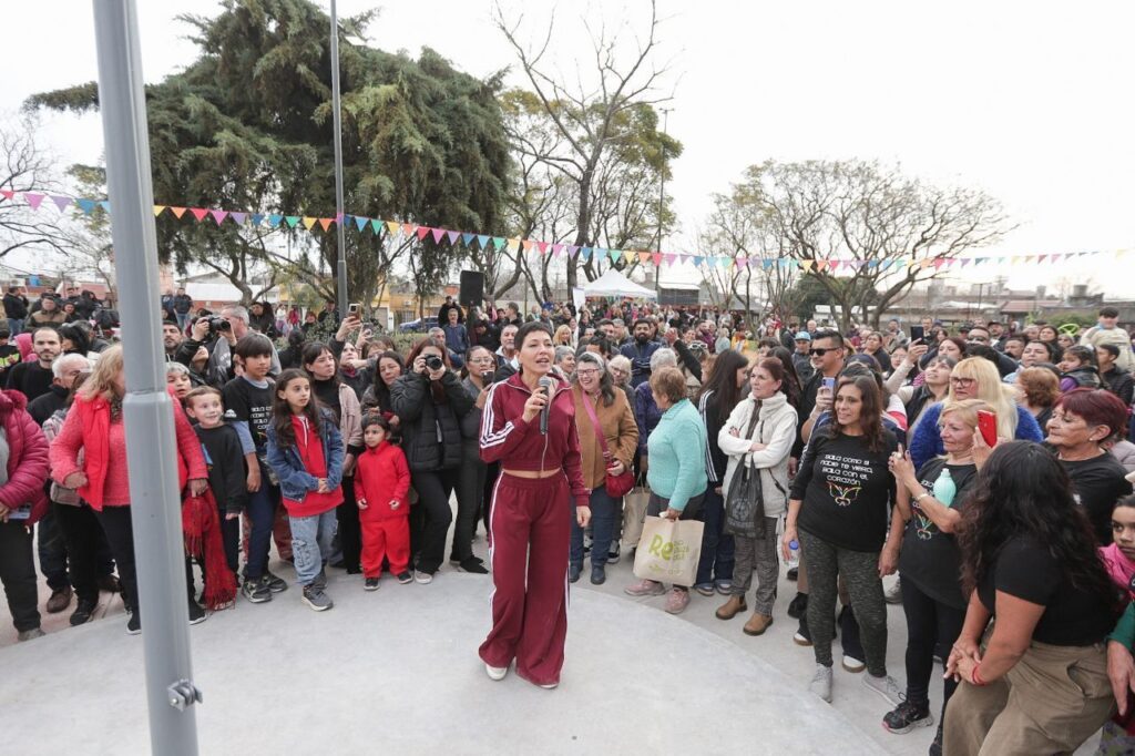 MAYRA INAUGURÓ LA PUESTA EN VALOR INTEGRAL DE LA PLAZA SANTO DOMINGO DE EZPELETA OESTE ACOMPAÑADA DE CIENTOS DE VECINOS (1)