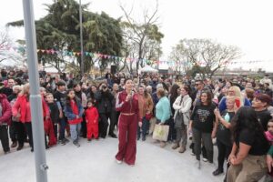 MAYRA INAUGURÓ LA PUESTA EN VALOR INTEGRAL DE LA PLAZA SANTO DOMINGO DE EZPELETA OESTE ACOMPAÑADA DE CIENTOS DE VECINOS (1)