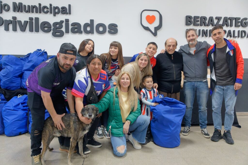 Más inversión en deporte 58 clubes de Berazategui recibieron elementos deportivos 3