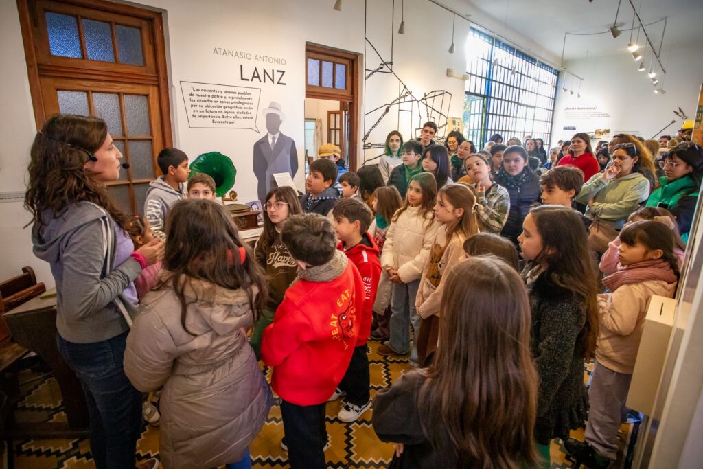 thumbnail_20250730_Vacaciones_Familia_Taller_Somos_Viralistas_Museo_Municipal_Vidrio_JD_047 (1)