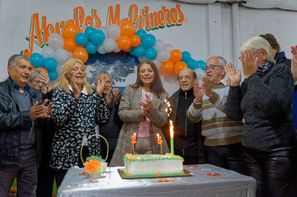 thumbnail_El Centro de Jubilados Los Abuelos de Bustillo festejó sus bodas de plata 3