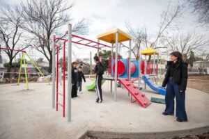 thumbnail_MAYRA SUPERVISÓ LOS TRABAJOS DE PUESTA EN VALOR INTEGRAL DE LA PLAZA SANTO DOMINGO EN EZPELETA OESTE (1)