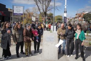 thumbnail_MAYRA Y CECI SOLER INAUGURARON LA PUESTA EN VALOR INTEGRAL DE LA PLAZOLETA HÉCTOR CÁMPORA EN QUILMES OESTE (4)