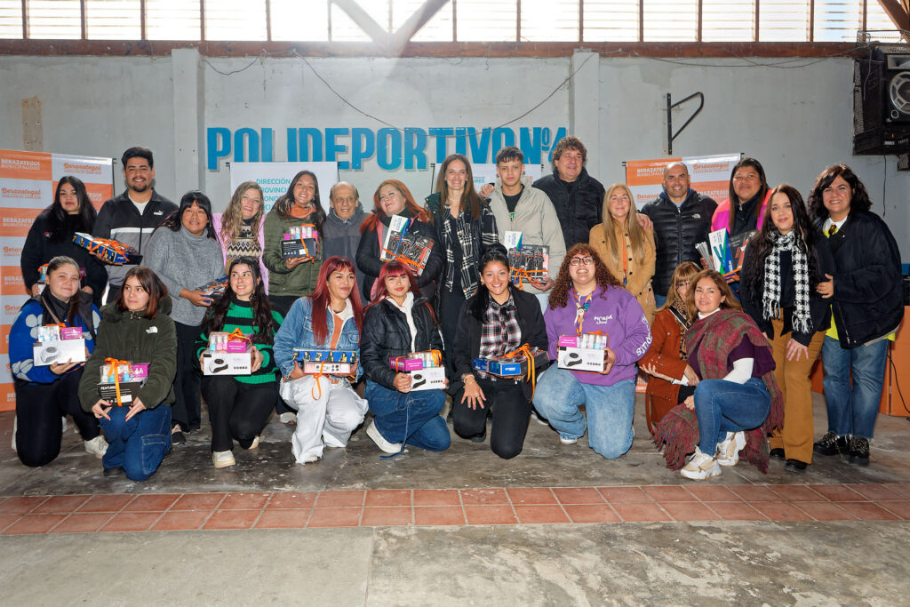 Emprendedores de Berazategui recibieron Kits de peluquería y manicuría (2) (1)