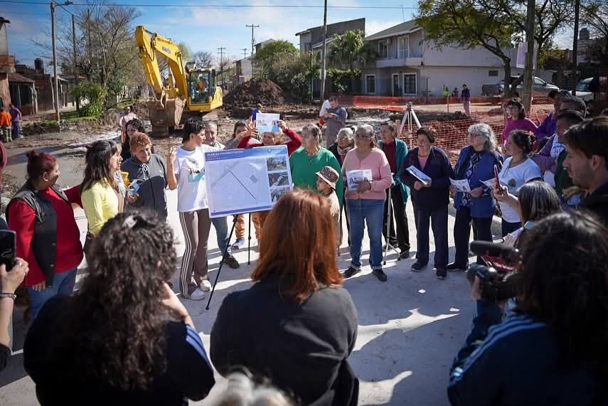 thumbnail_MAYRA Y CECI SOLER SUPERVISARON EL AVANCE DE LAS OBRAS DE ASFALTO EN EL BARRIO EL SOL DE SAN FRANCISCO SOLANO (3)