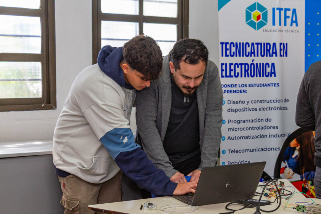 Estudiantes berazateguenses participan de un concurso nacional de tecnología espacial (3)
