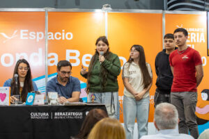 Estudiantes de la Secundaria N° 14 presentaron su proyecto editorial “Ediciones Achával” (4)